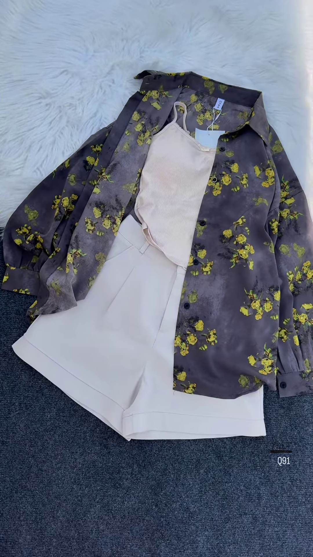 ๐ผ Effortlessly Chic Grey Floral Print Oversized Shirt & White Shorts Set ๐ค