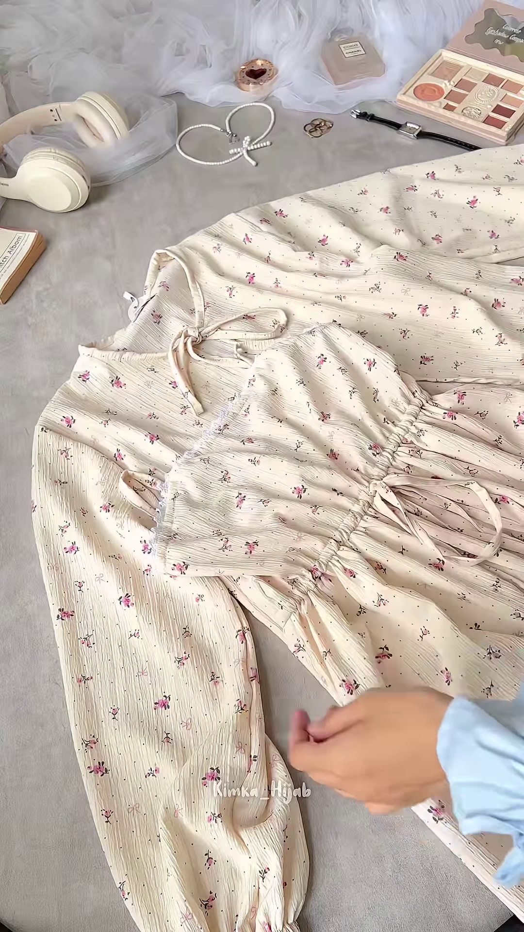 πΈ Delicate White Floral Print Long-Sleeved Tie-Neck Top π·