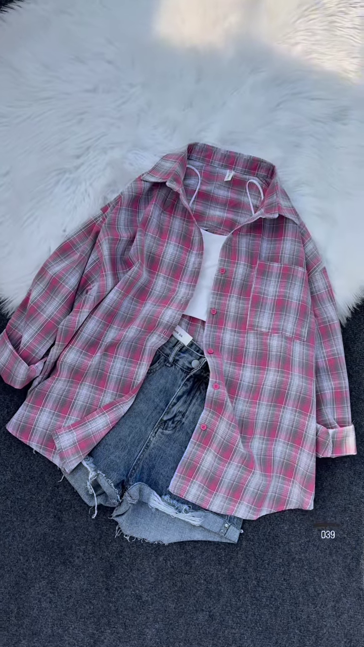 Plaid Oversized Shirt with Ripped Denim Shorts – Casual Street Style Combo for Women