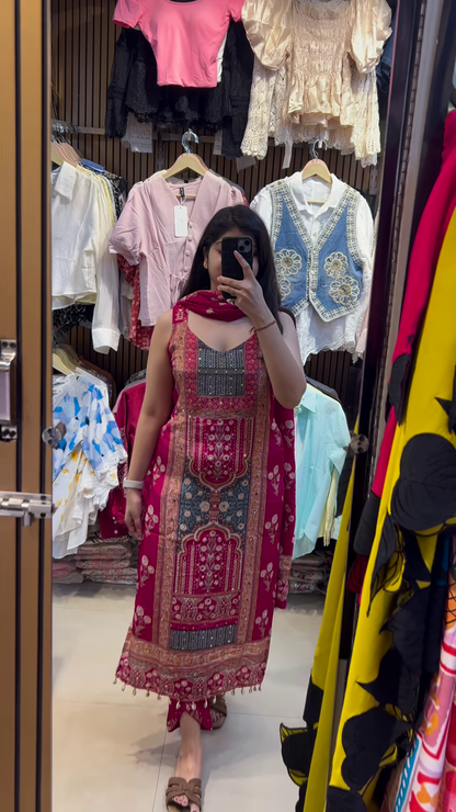 Elegant Floral Print Kurti Set with Dupatta – Women’s Pastel Ethnic Wear