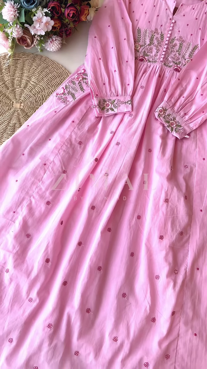 Women’s Light Green Floral Embroidered Long Kurti – Pastel Ethnicwear with White-Pink Motifs & Sleeve Detailing