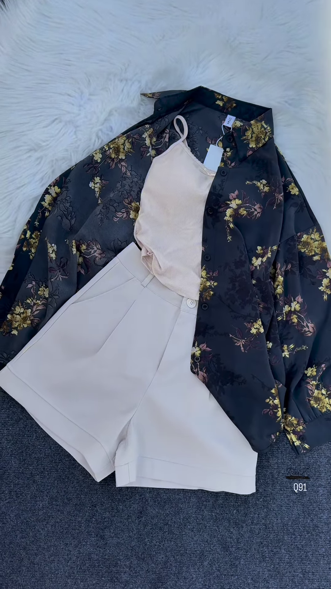 🌼 Effortlessly Chic Grey Floral Print Oversized Shirt & White Shorts Set 🤍