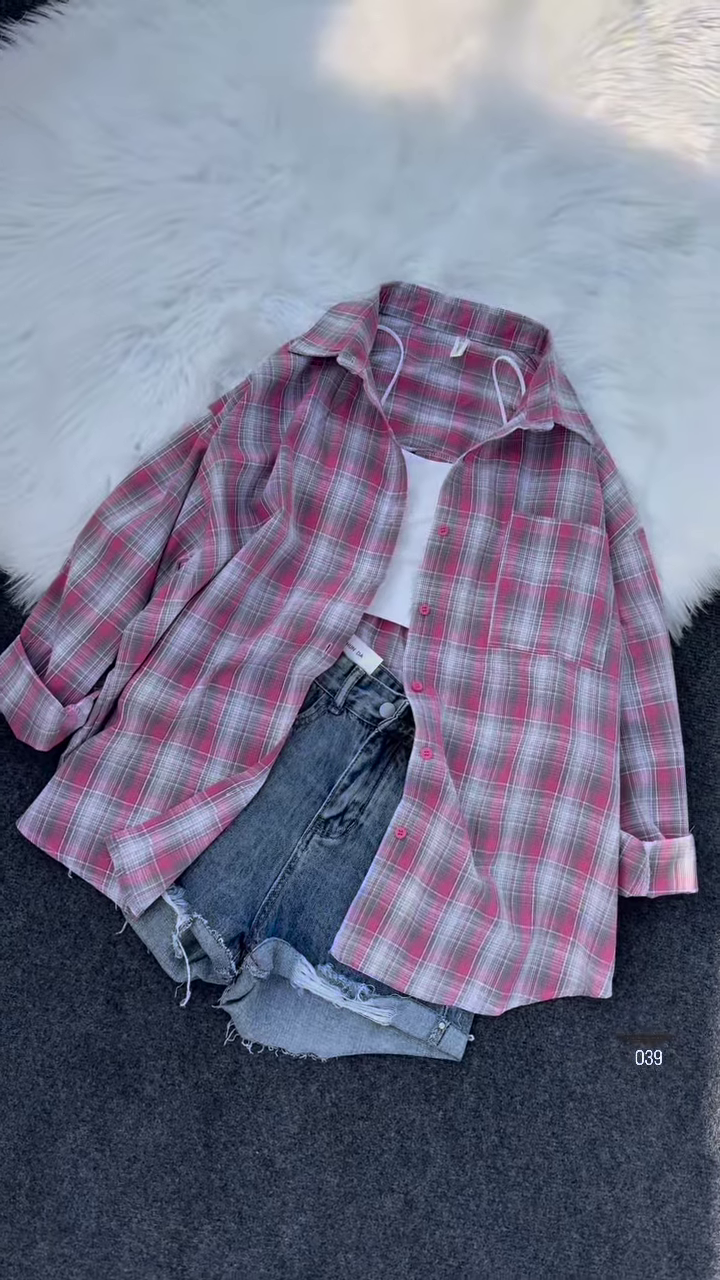 💙 Casual Cool Blue & White Plaid Oversized Shirt with Distressed Denim Shorts 👖