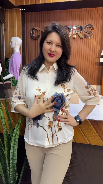 🌸 Elegant Cream Floral Print Blouse & Light-Colored Pants Ensemble 🌷