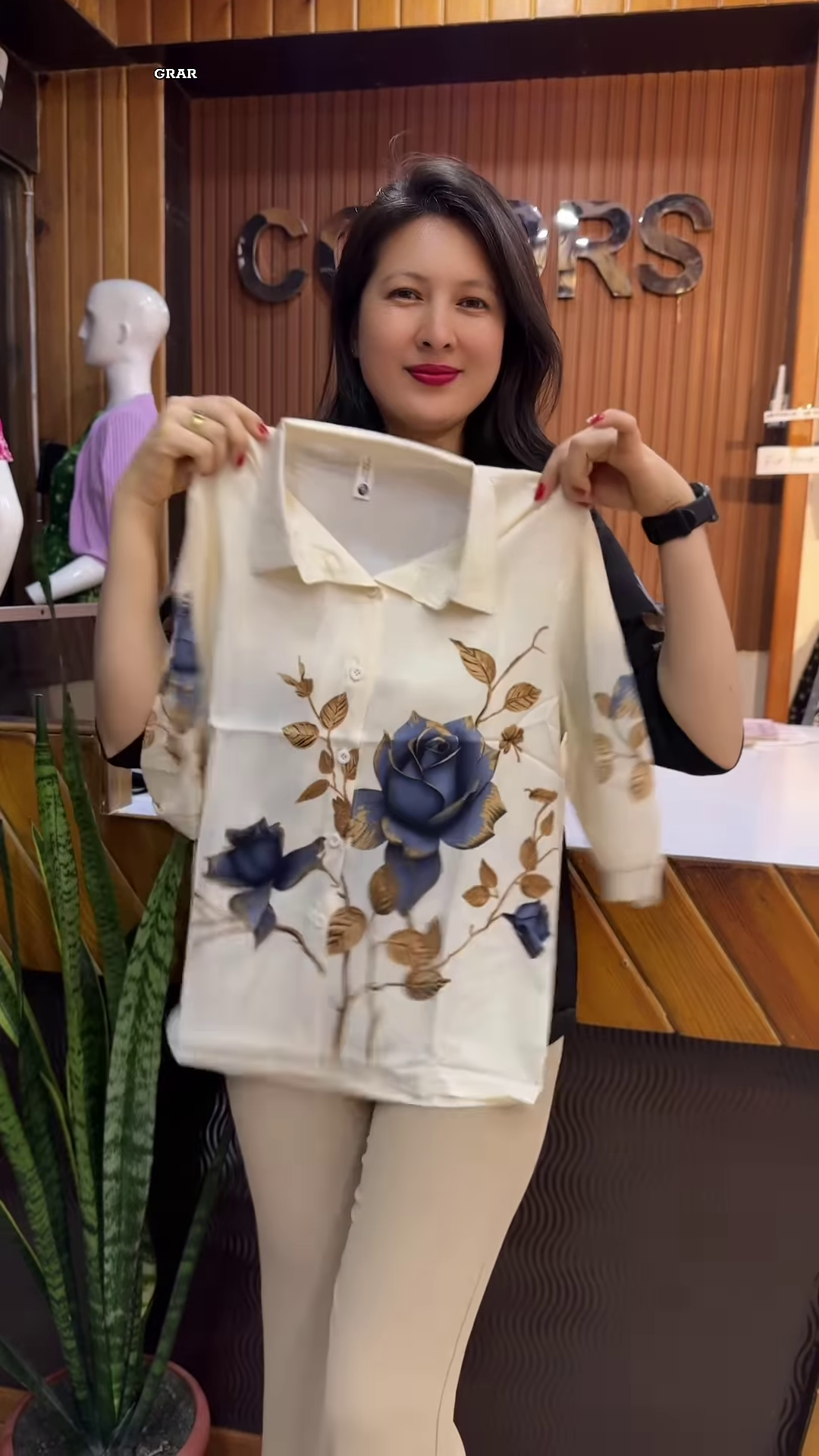 🌸 Elegant Cream Floral Print Blouse & Light-Colored Pants Ensemble 🌷