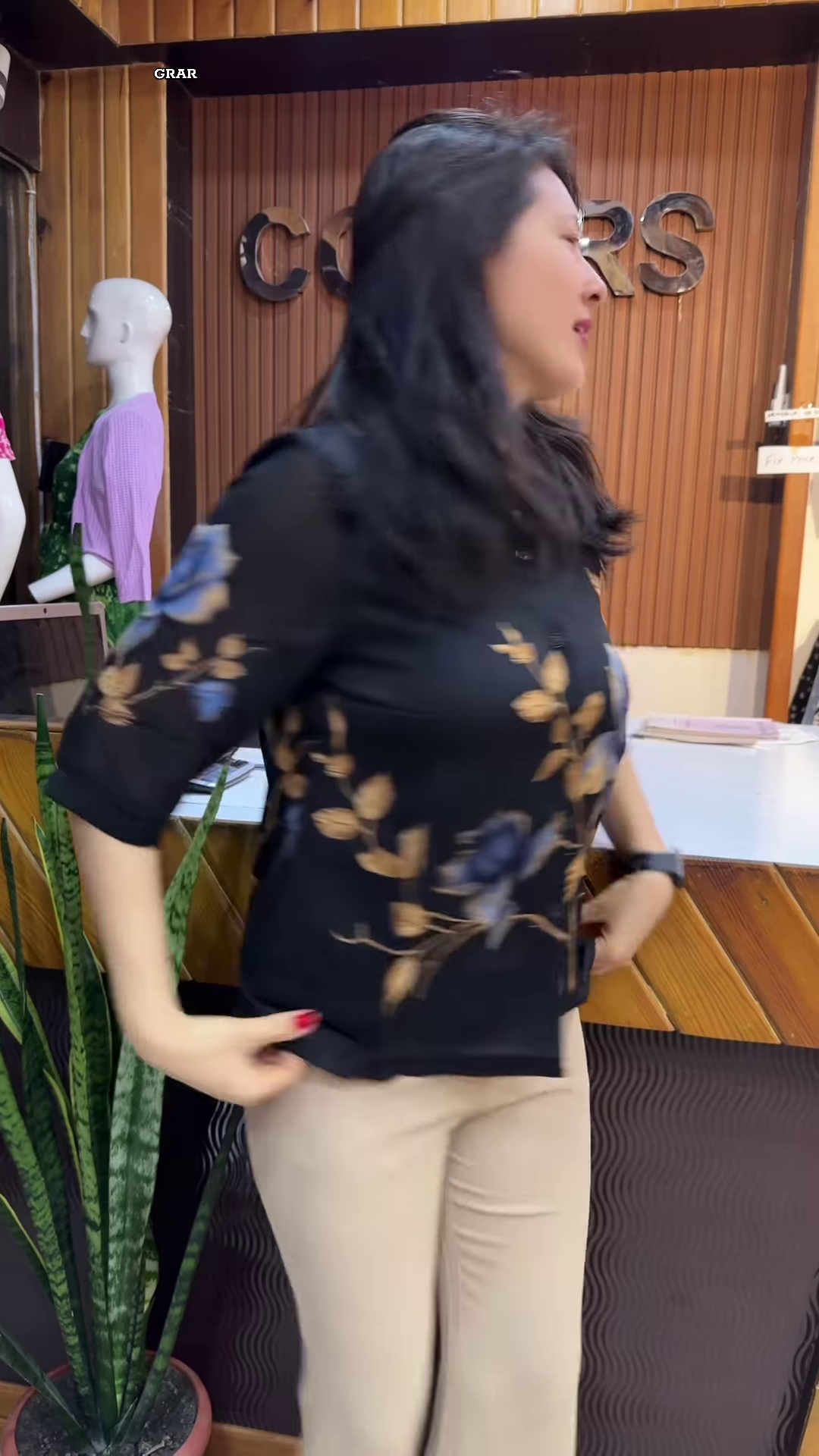 🌸 Elegant Cream Floral Print Blouse & Light-Colored Pants Ensemble 🌷