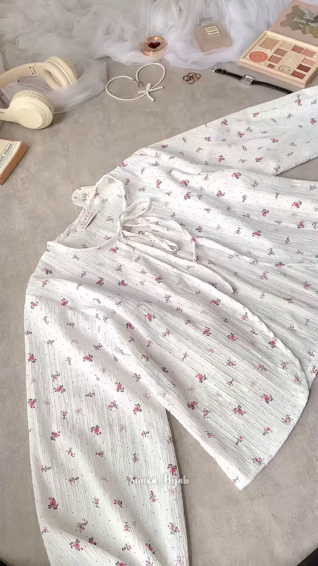 🌸 Delicate White Floral Print Long-Sleeved Tie-Neck Top 🌷