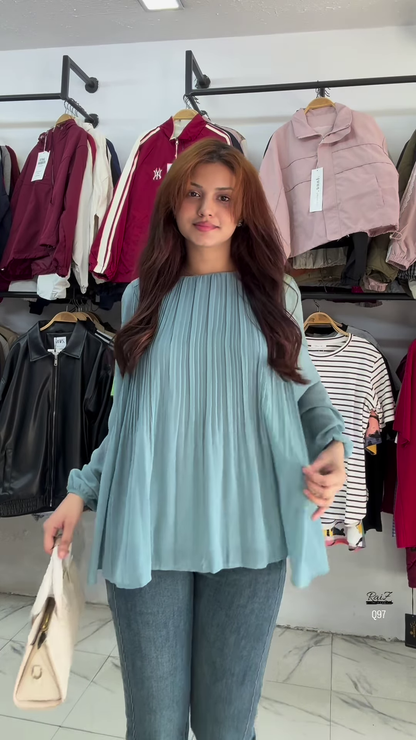 🌸 Elegant Light Pink Pleated Long-Sleeved Top & Classic Blue Jeans Ensemble 👖