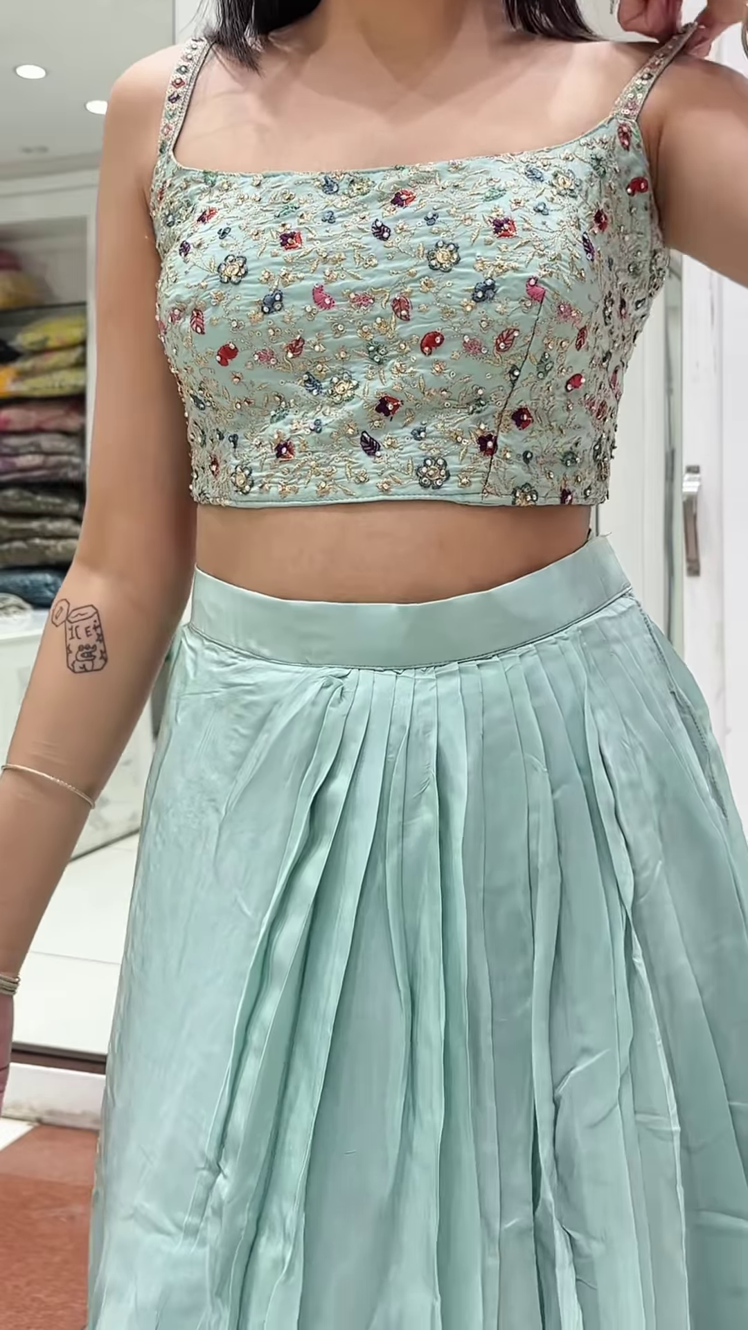 🌸 Safed Phoolon Vaala Lambi Baanhon Vaala Button-Down Shirt 🌿