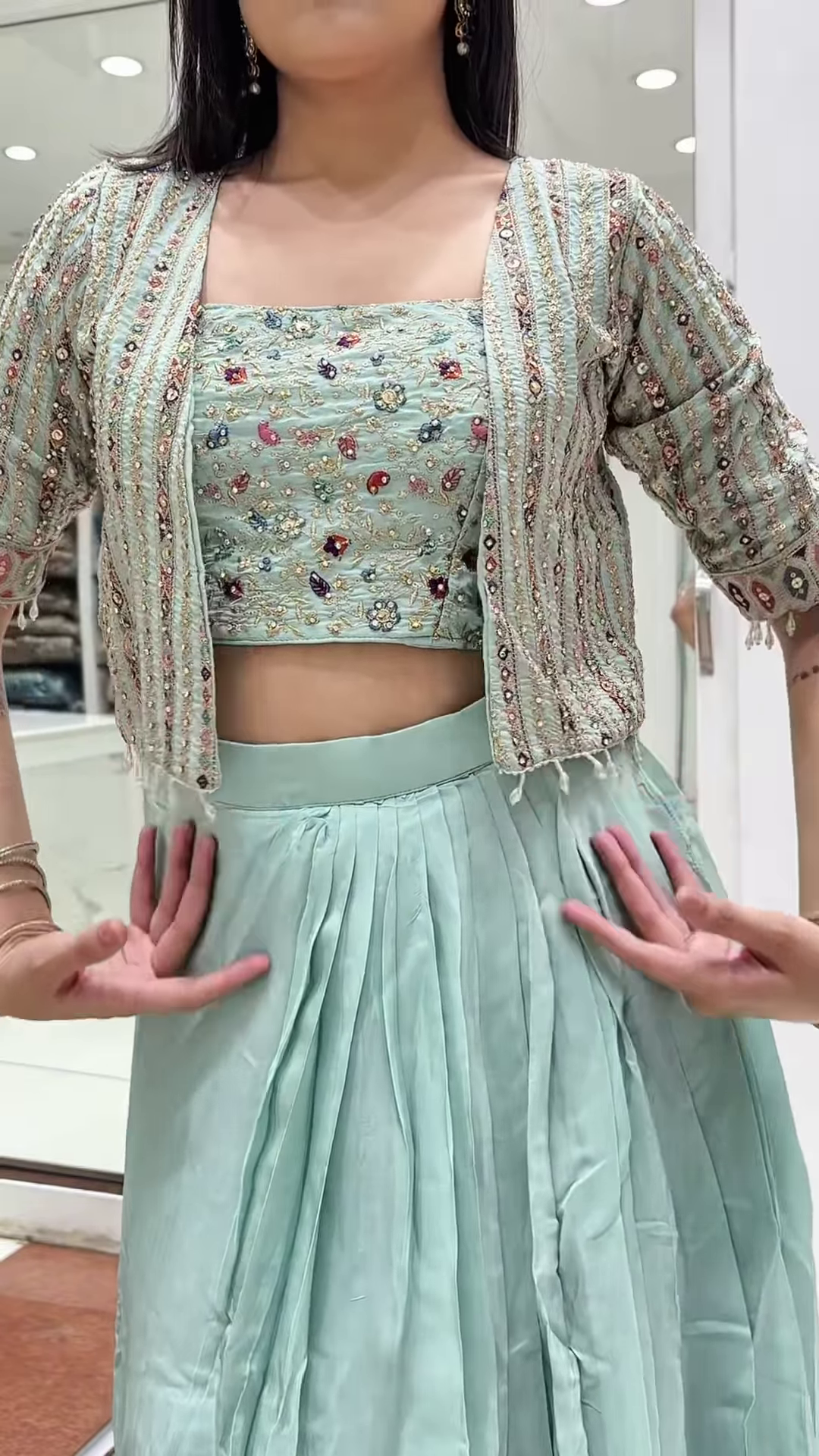 🌸 Safed Phoolon Vaala Lambi Baanhon Vaala Button-Down Shirt 🌿