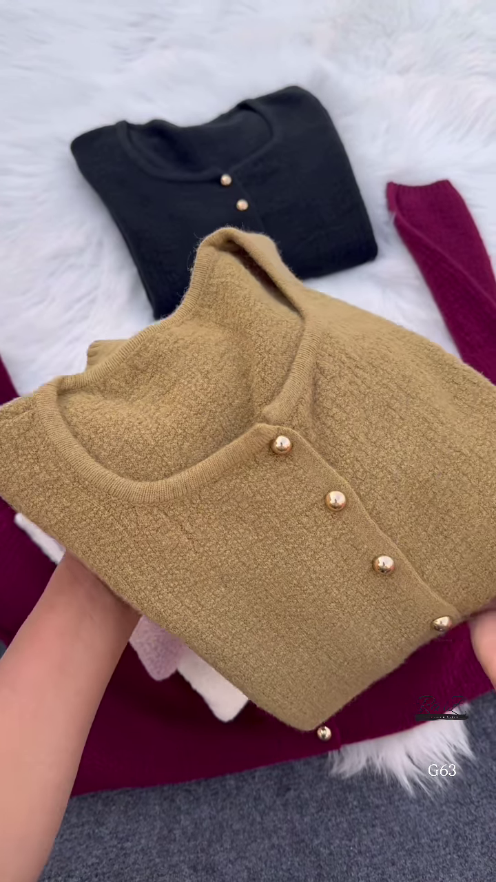 Plush Button Knit Cardigan – Soft, Minimal, and Effortlessly Luxe ✨🧶