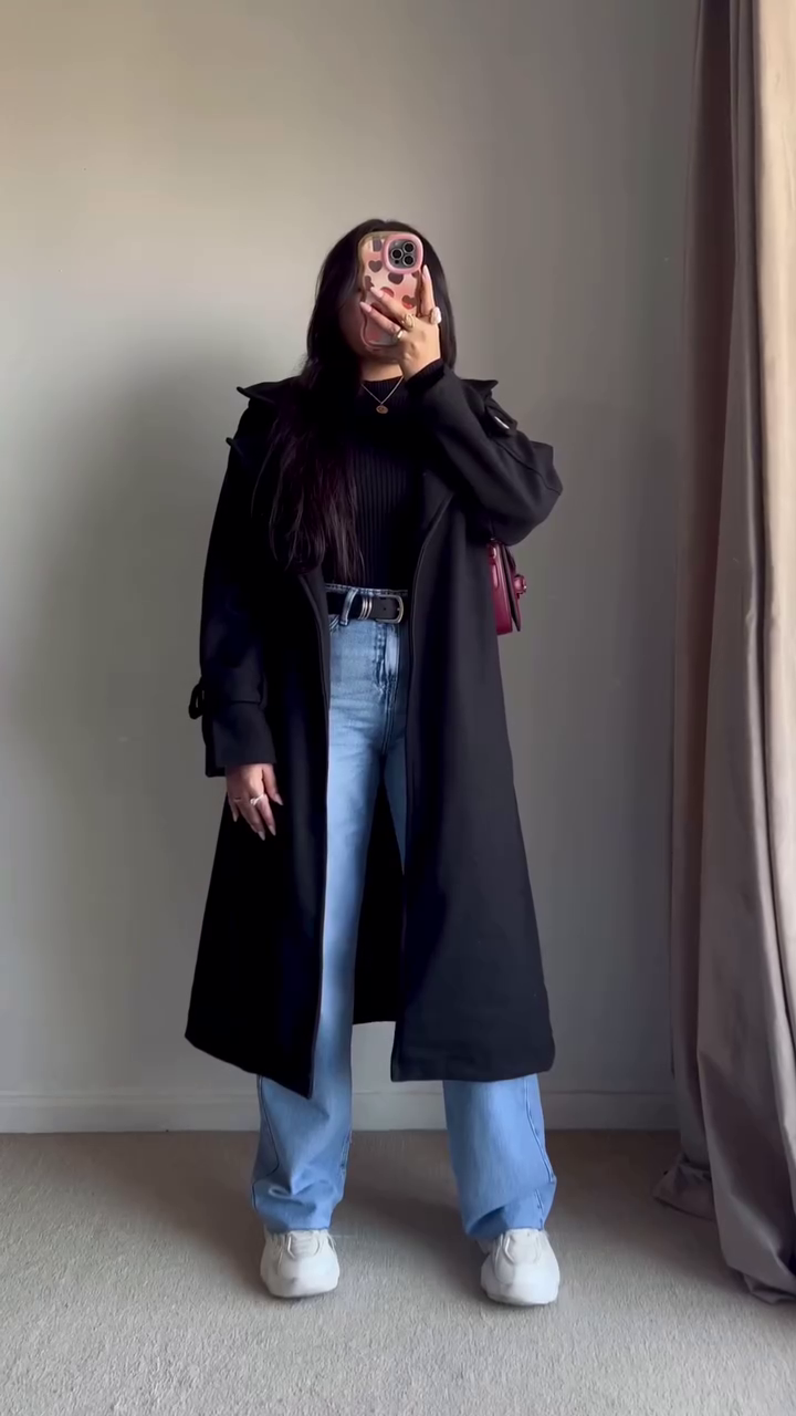 Long Black Coat Look 🖤 with Light Blue Jeans & White Sneakers – Street-Ready Layering