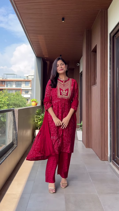 Lavender Embroidered Kurta Set with Balcony Backdrop – Soft Sophistication in Urban Serenity