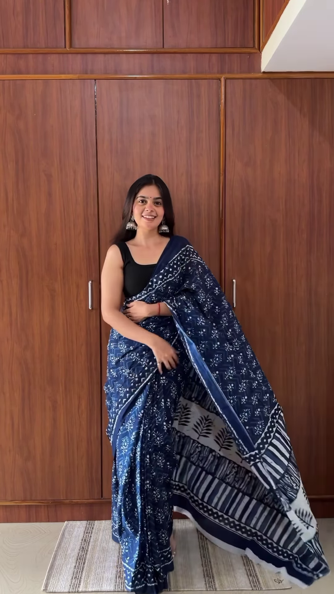 Black & White Patterned Saree in Wooden Interior – Monochrome Grace with Heritage Detailing
